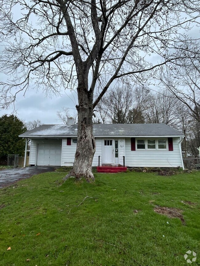 Building Photo - 2 Bedroom Ranch For Rent - Outer Comstock ... Rental