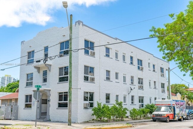 Building Photo - 676 SW 2nd St Unit 18 Rental