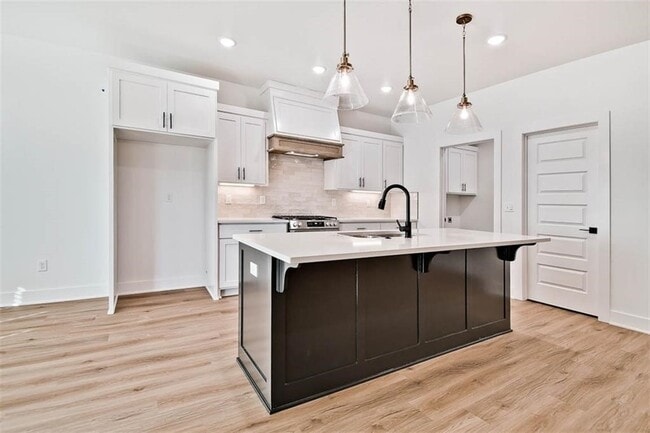 Photo - 20 Lochgilphead Ln