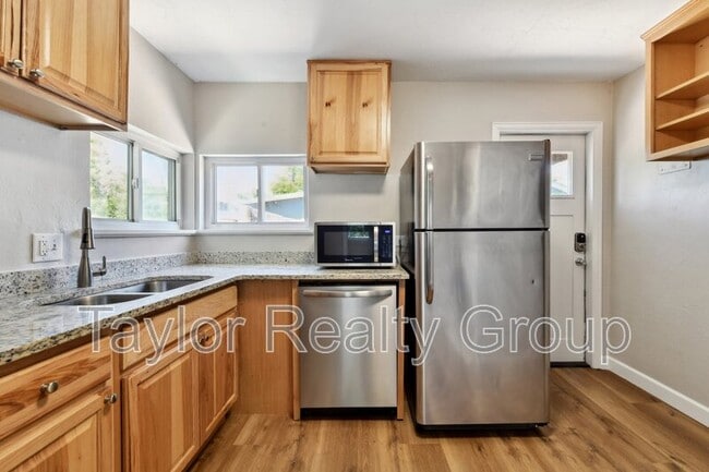 Photo - 1252 Xanthia St