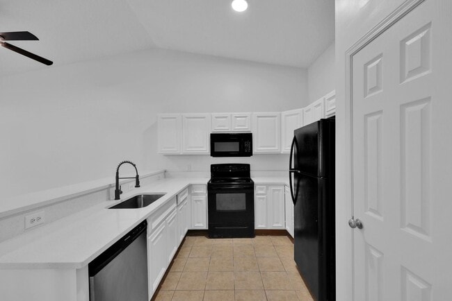 Building Photo - NEWLY RENOVATED 3 BEDROOM 2.5 BATHS TOWNHO... Rental