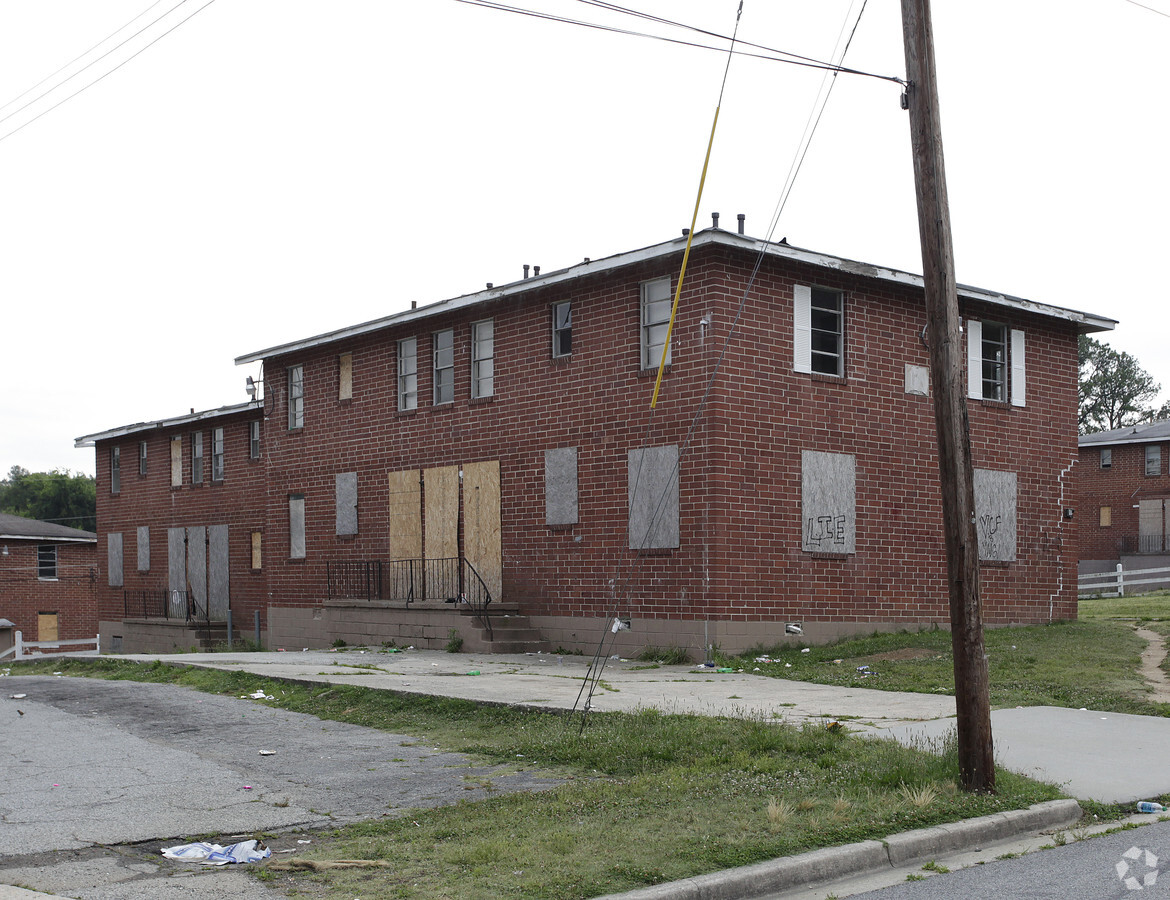 Photo - 135 Lamar Ave Apartments