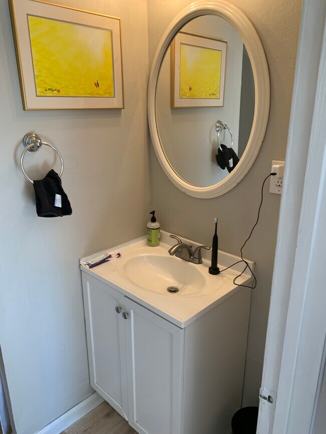 Photo - 1050 E 8th St