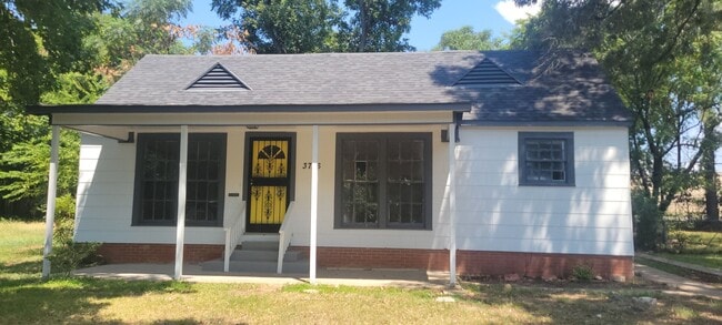 Building Photo - Beautiful 3 bedroom/1 bath Cottage with La... Rental