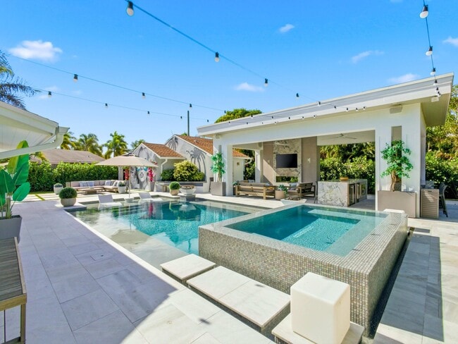 Photo - 2210 NE 3rd Ave