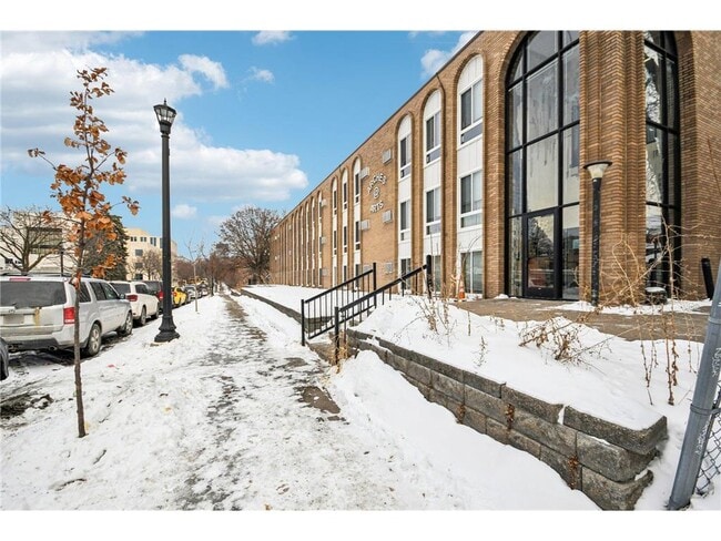 Building Photo - 2525 3rd Ave S Unit 3