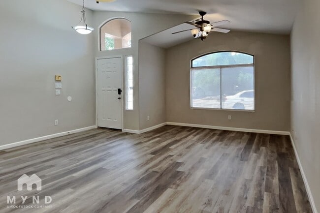 Photo - 714 E Lovegrass Dr
