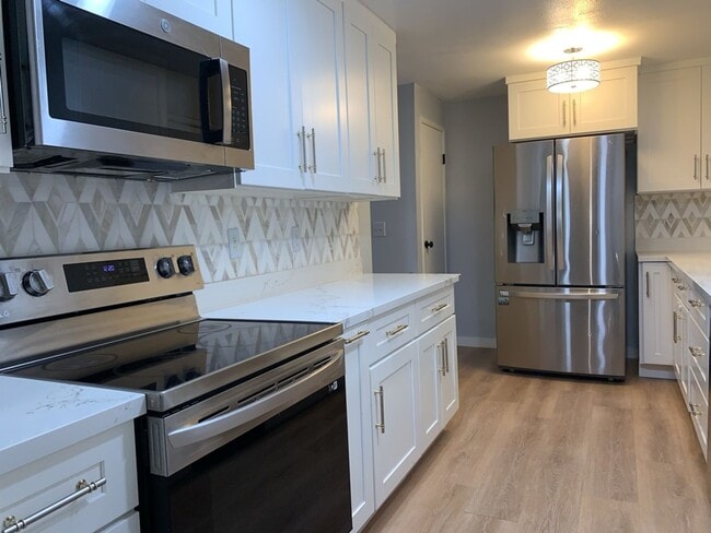 Photo - Spacious 3 Bed 2.5 bath Kent Split-Level home