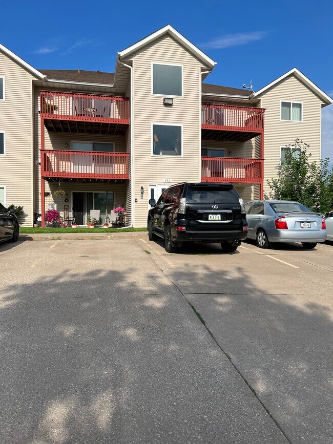 Entrada segura con amplio aparcamiento. - 643 E 46th St Unidad 4600 Grand Ave B5 Rental