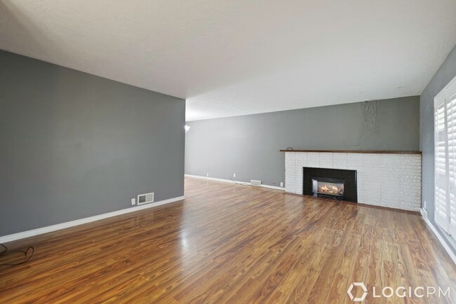 Photo - 1305 Henderson Dr