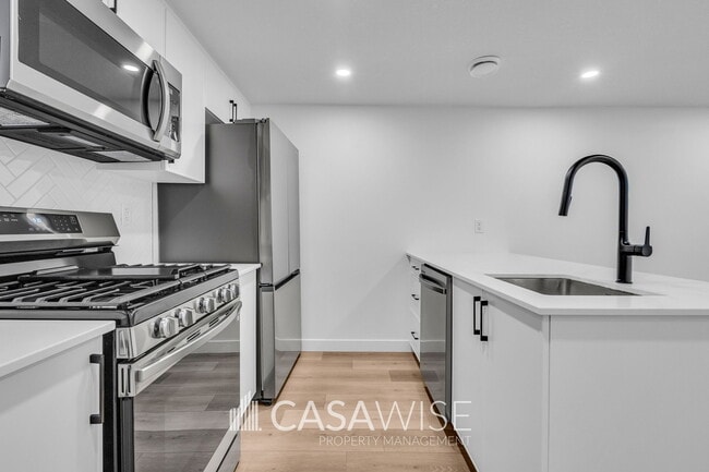 Building Photo - 15414-15496 96 Ave NW