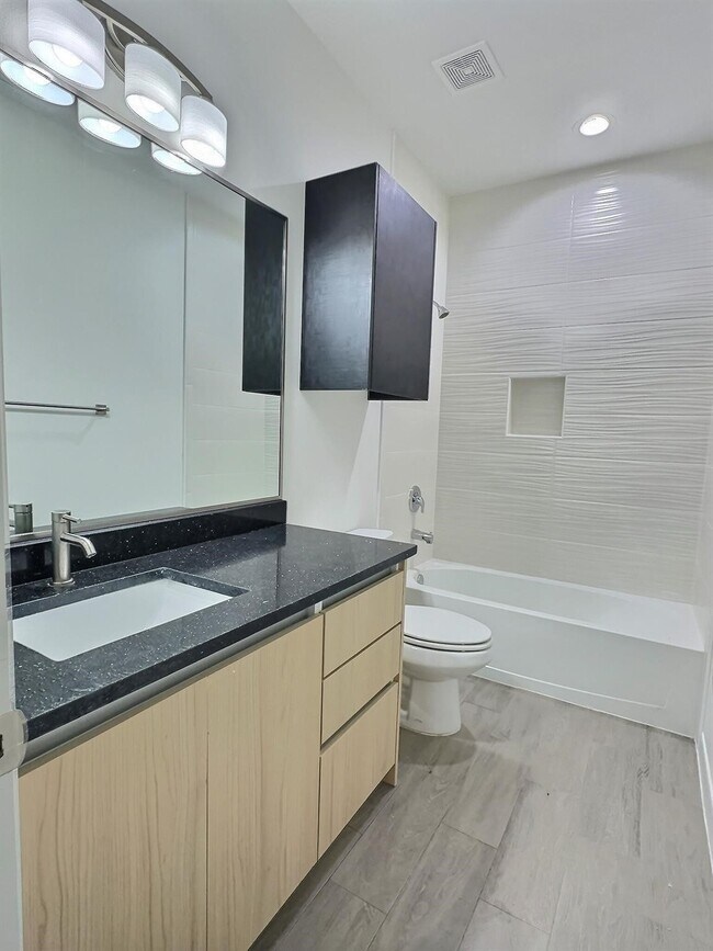 Building Photo - 3912 Ventura Ave Unit 2
