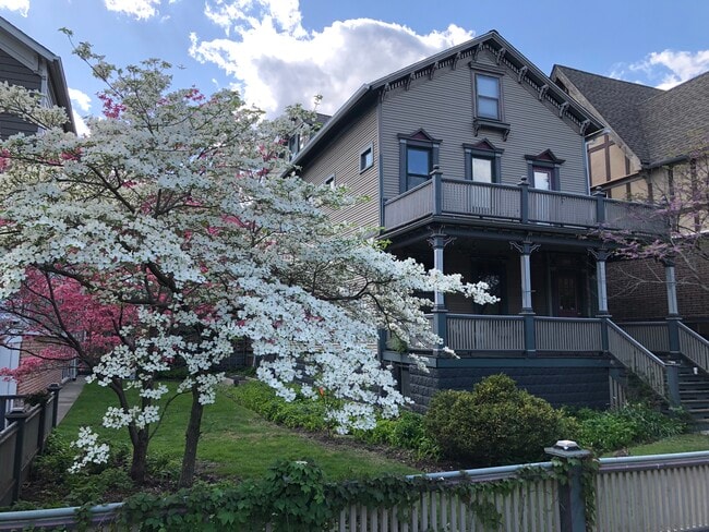 Building Photo - 4546 N Hermitage Ave Unit 2
