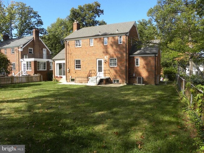 Building Photo - 716 N Overlook Dr