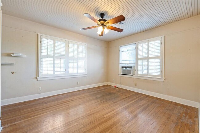 Photo - 921 E 37th St