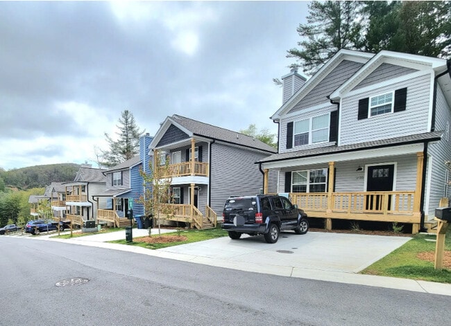 Building Photo - Hampton Estates Townhomes