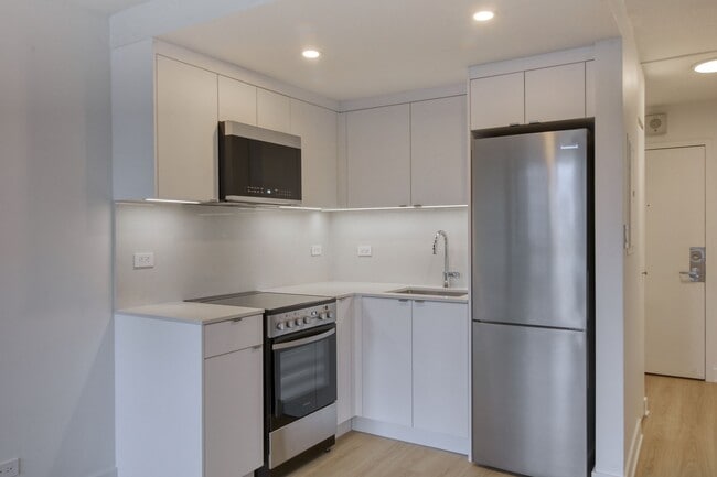 Building Photo - 1975 Maisonneuve Blvd W Unit 902