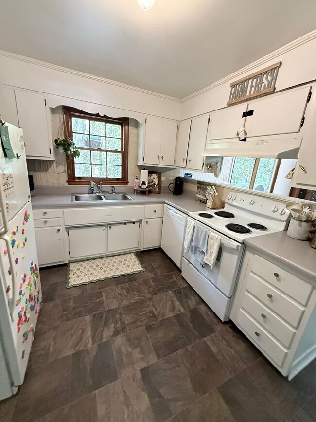 Photo - Athens Living Near Five Points – Fenced Yard & Covered Parking