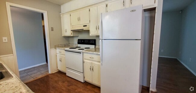 Building Photo - 3 Bedroom 1.5 Bath with Garage Rental