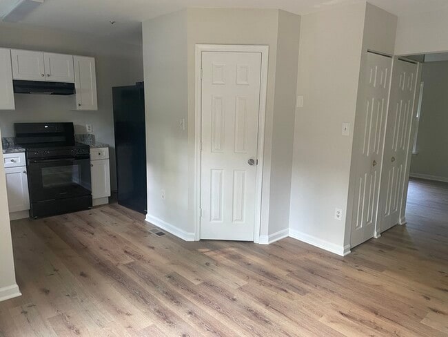 Building Photo - 3 Bedrooms 2 Bathrooms in a GREAT AREA