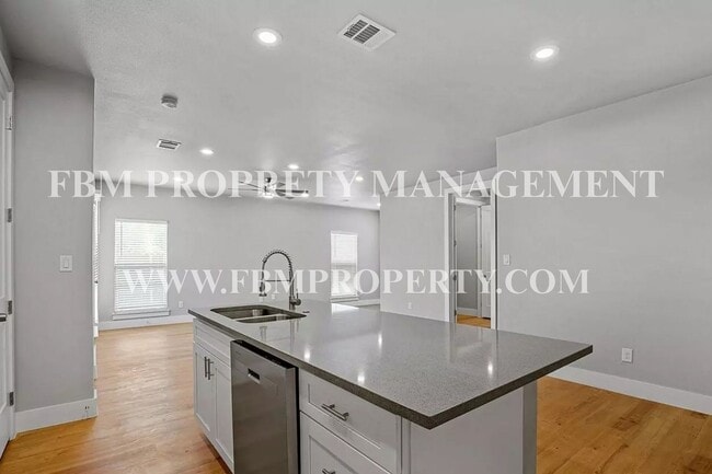 Photo - 5018 Villas Dr