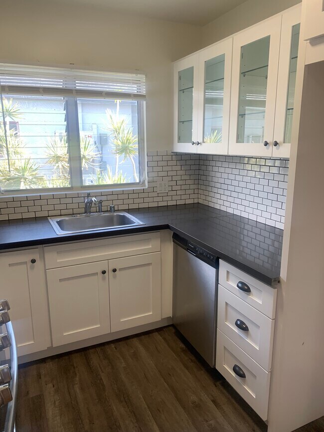 1043 N Sierra Bonita Ave
