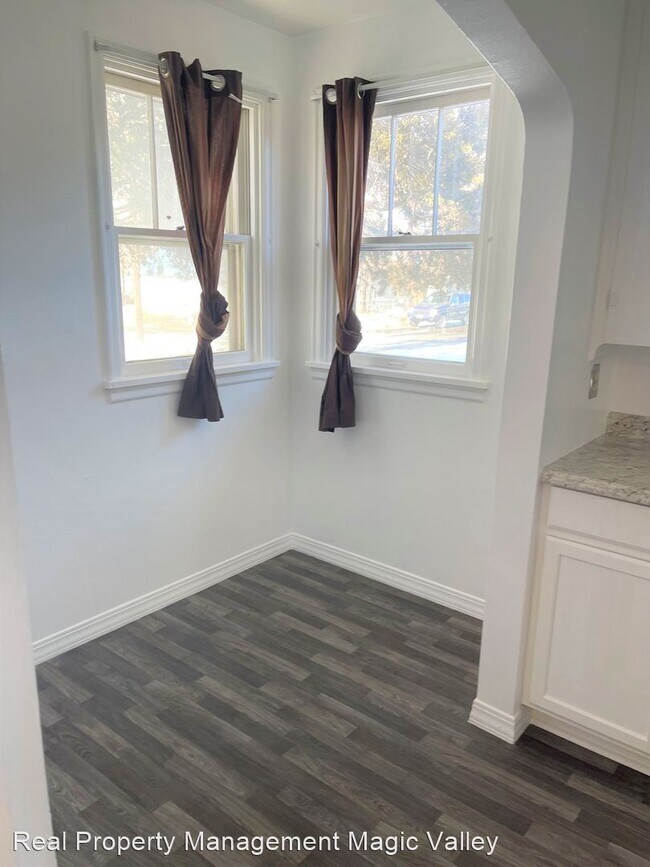 Photo - 1 br, 1 bath House - 129 Castleford St W