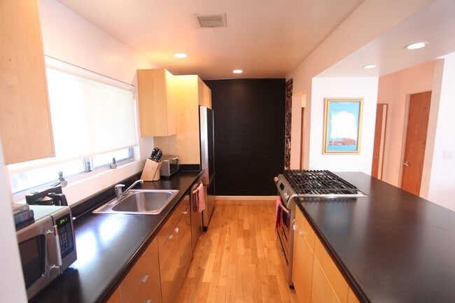 Photo - 2112 Lake Shore Ave