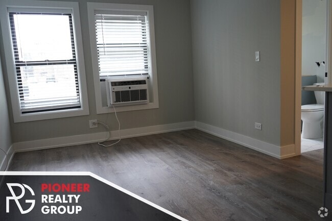 Building Photo - 501 W Belmont Ave Rental