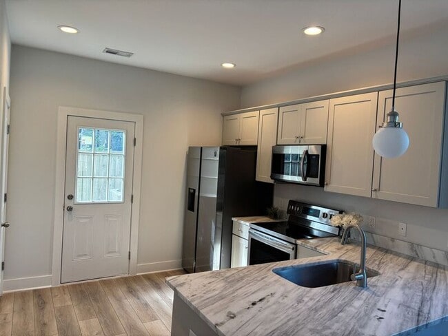 Photo - 2023 Comstock Ave