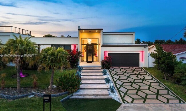 Photo - 2225 NE 19th St