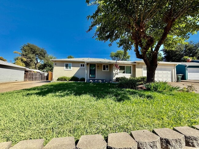 Building Photo - Great home available NOW
