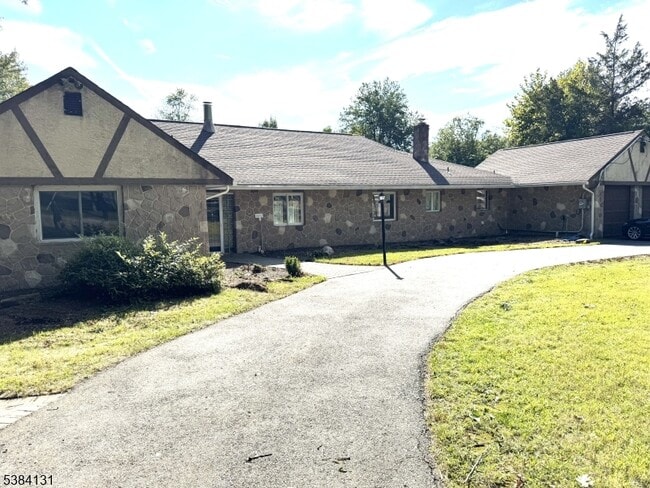Building Photo - 111 Lake Dr E Rental