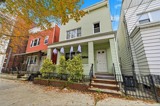 Photo - 182 Avenue F