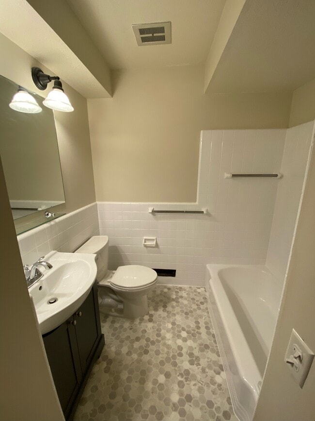 Baño de la planta principal - 3507 Aquila Ave S Unidad 3507 Aquila Ave S