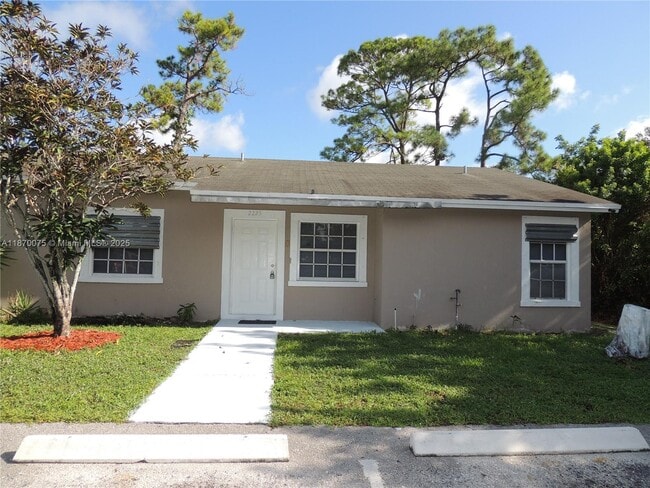 Building Photo - 2225 Laura Ln Unit 2225 Rental