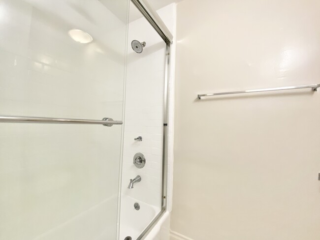 Photo - 1136 N Ogden Dr Unidad 9