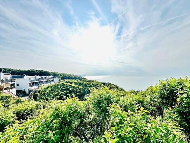 Building Photo - 806 Bluffs Dr N Rental