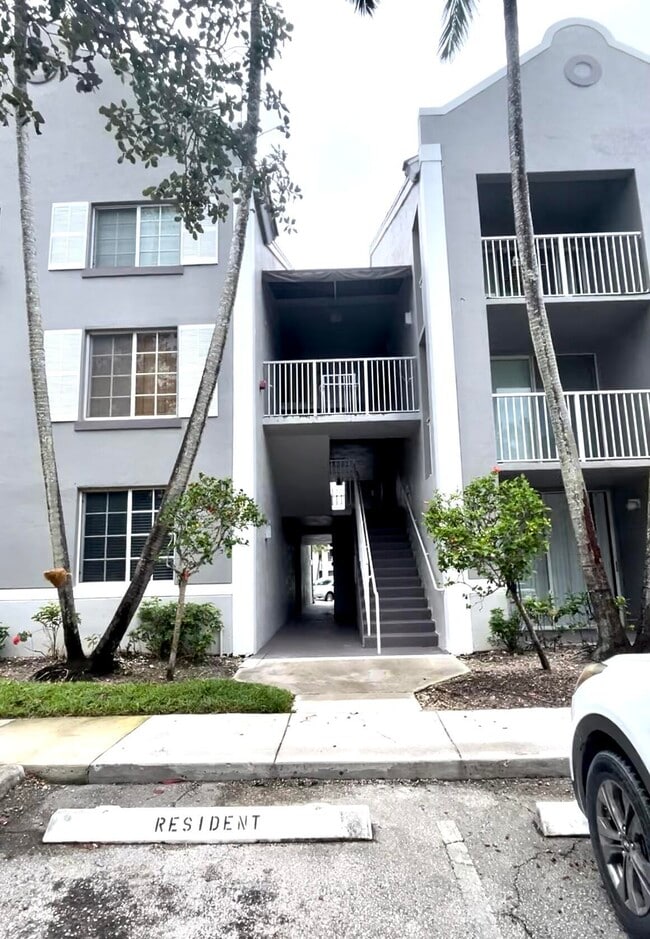 Building Photo - 631 SW 111th Ln Unit 102