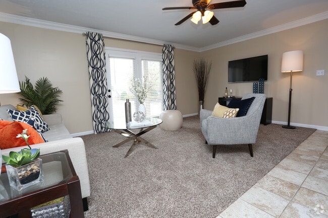 2BR, 1BA - 1000 SF - Living Room - Flats at Hurstbourne