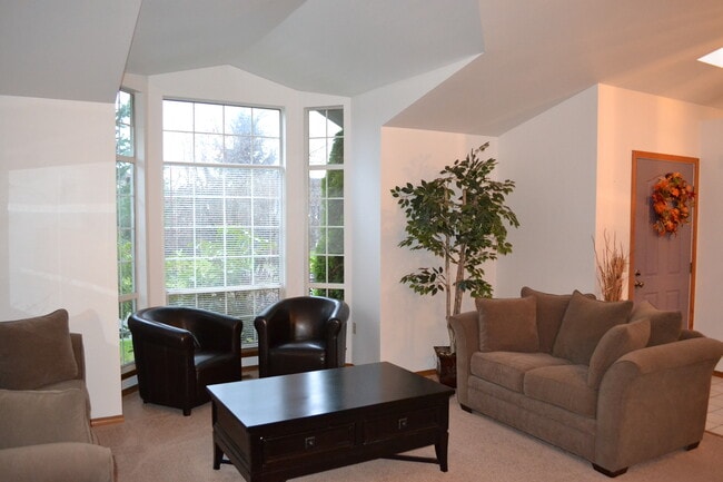 Photo - Federal Way tri-level rental home - 3 bedroom plus den, 3 bathrooms, 2 car garage!  Ready for lea...