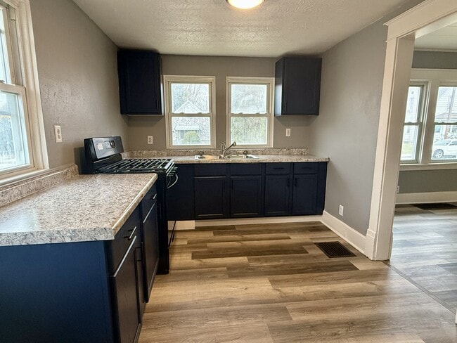 Photo - 701 E Broadway St