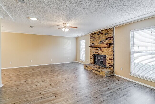Photo - 1350 Greenbriar Ln