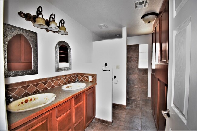 Photo - Beautiful 3 Bed/2Bath Townhouse Home off of Roadrunner Pkwy