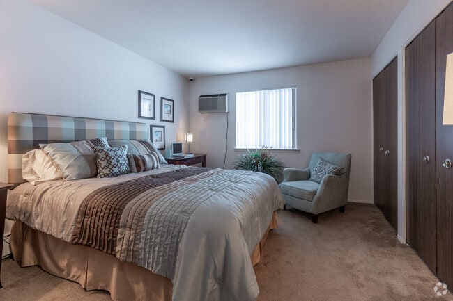 1BR, 1BA - 670SF - Bedroom