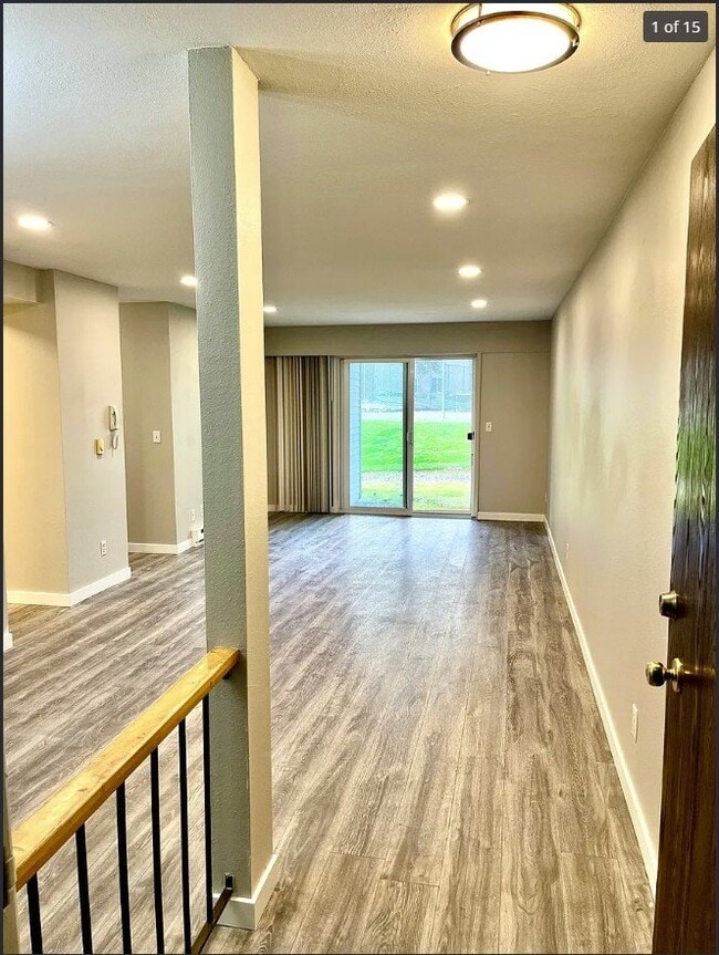 Building Photo - 14620 NE 32nd St Unit F3