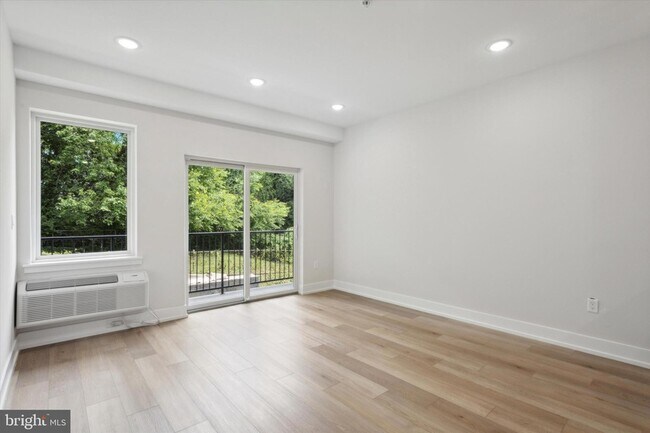 Photo - 401 E Walnut Ln Unit 204