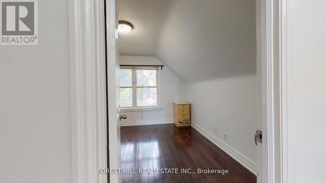 Photo - 262 Poyntz Ave