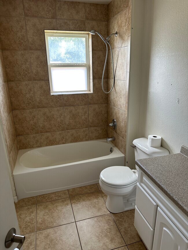 Photo - 1017 E 8th St