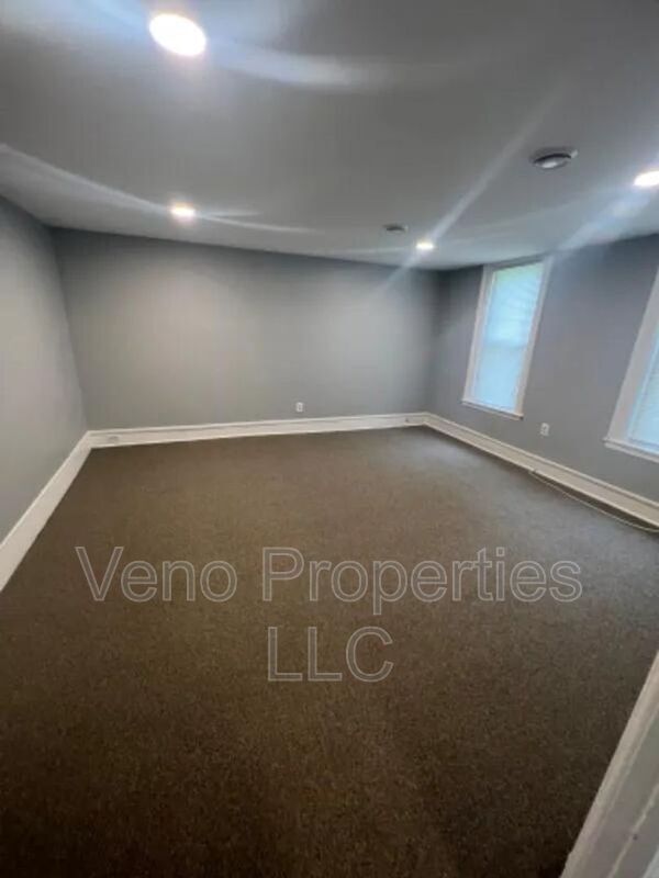 Photo - 131 W High St